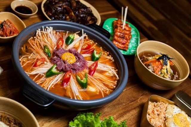 Lẩu Hàn Quốc tập hợp đầy đủ hương vị khiến người ăn ngất ngây