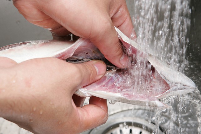 Sơ chế thịt cá sạch tránh có mùi tanh