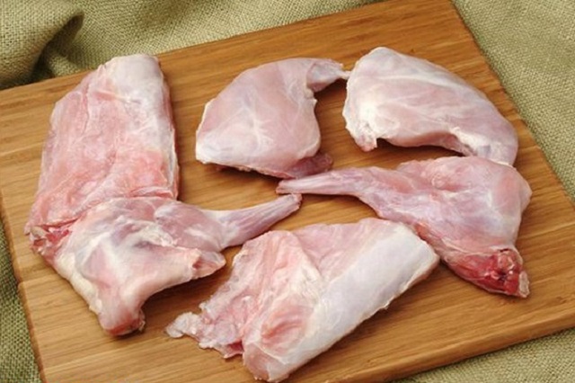 Thịt thỏ mua về sơ chế sạch, khử mùi hôi trước khi chế biến lẩu